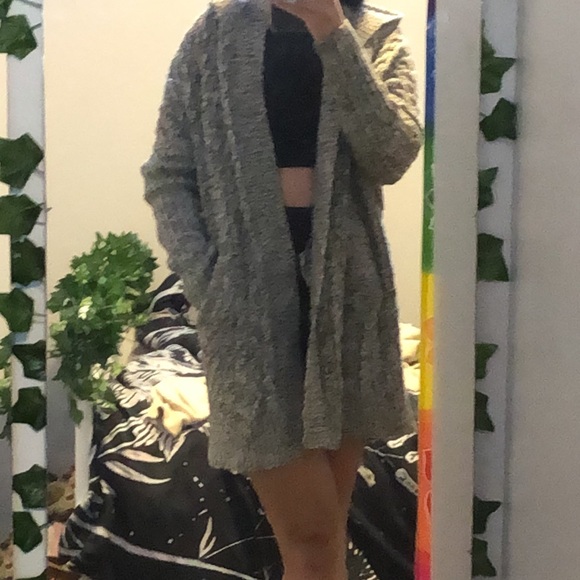 Very good quality sweater with pockets and a hood - Picture 2 of 2